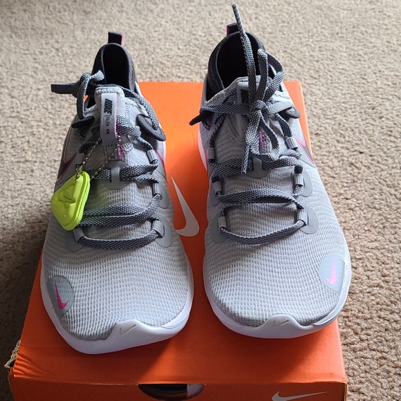 Nike - Picture 2 of 5